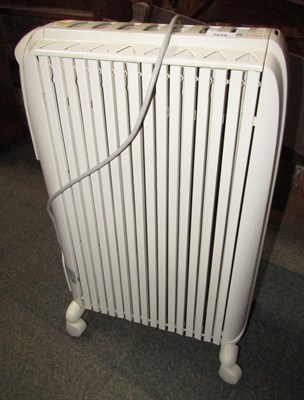 Lot 1035 - A Delonghi Dragon freestanding radiator.