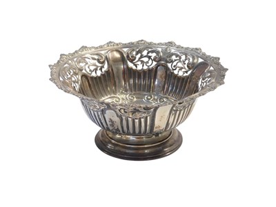 Lot 419 - An Edward VII silver pierced bowl, decorated...