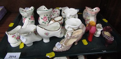 Lot 2014 - Ceramics boots and trinkets. (1 tray)