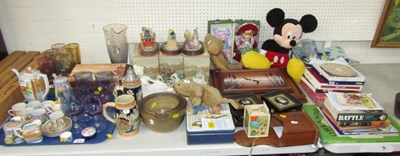 Lot 2018 - A wooden boxed game of horseshoes, ceramics...