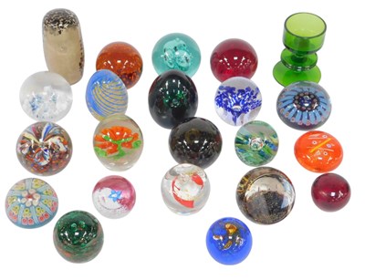Lot 462 - Various glass paperweights, including...