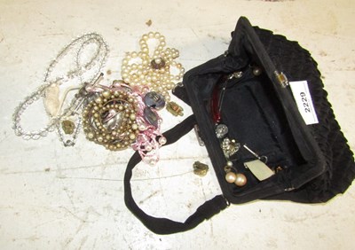 Lot 2229 - Costume jewellery, to include faux pearl...