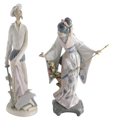 Lot 250 - A Lladro porcelain figure of a geisha with...