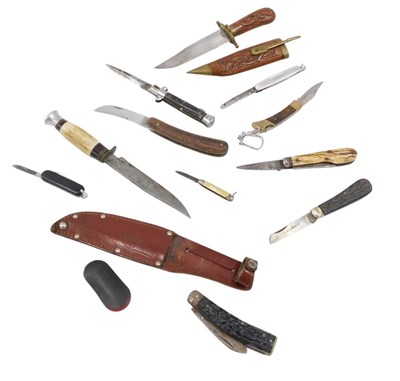 Lot 402 - A collection of knives, to include a hunting...