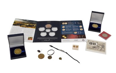 Lot 423 - Various commemorative coins and medallions, to...