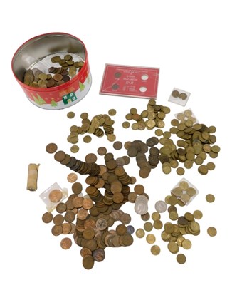 Lot 432 - A quantity of brass farthings, some pennies, etc.