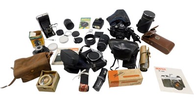 Lot 450 - A quantity of cameras and camera equipment, to...