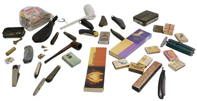 Lot 673 - Miscellaneous items, to include a clay pipe,...