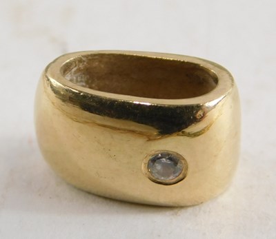 Lot 77 - A 9ct gold textured fringe necklace, on a bolt...