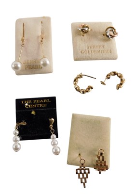 Lot 99 - Assorted pairs of 9ct gold earrings, and two...