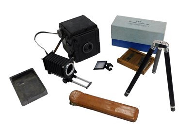 Lot 707 - Various photographic items, to include a...