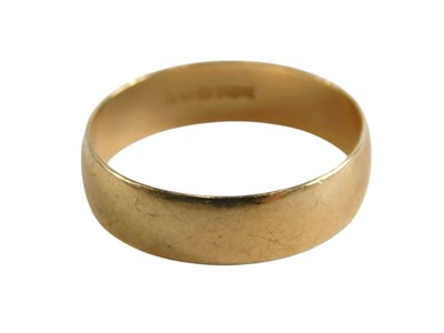 Lot 351 - A 9ct gold wedding band, size Q, 2.2g.
