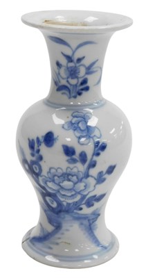 Lot 41 - A Chinese Qing dynasty blue and white...
