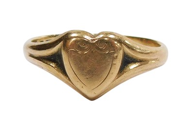 Lot 109 - A lady's 9ct gold heart-shaped signet ring,...