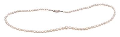 Lot 117 - A string of graduated cultured pearls, on a...