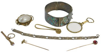 Lot 63 - A group of jewellery, to include a white metal...