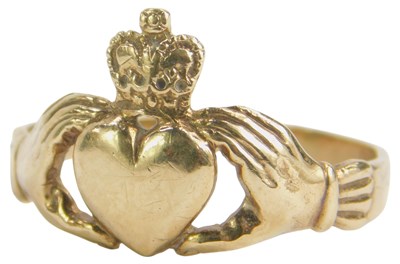Lot 74 - A 9ct gold Claddagh ring, size V, 3g.