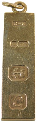 Lot 79 - A 9ct gold ingot pendant, Birmingham 1977, 14.2g.
