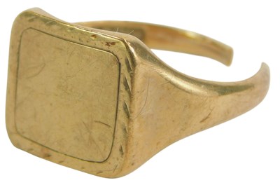 Lot 85 - A lady's signet ring, cut, yellow metal,...