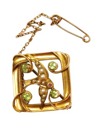 Lot 173 - An Edwardian seed pearl and peridot...