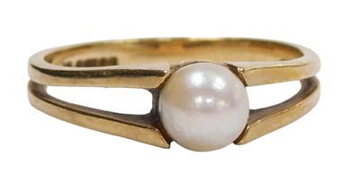 Lot 124 - A 9ct gold and cultured pearl ring, in a...