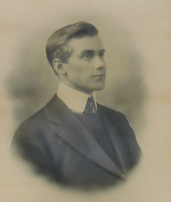 Lot 133 - An early 20thC photographic portrait of a...