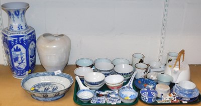 Lot 2095 - A group of Oriental items, to include a blue...