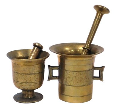Lot 211 - An early 20thC brass pestle and mortar, mortar...