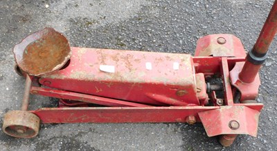 Lot 1144 - A 2000kg car jack.