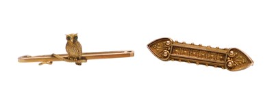 Lot 171 - An early 20thC bar brooch, formed as an owl...