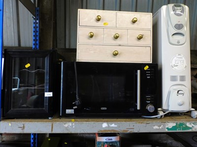 Lot 1174 - A Delonghi 900w microwave, in black, together...