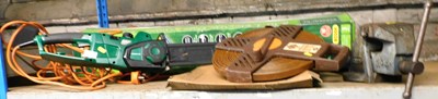 Lot 1184 - A Garden Line electric hedge trimmer, Garden...