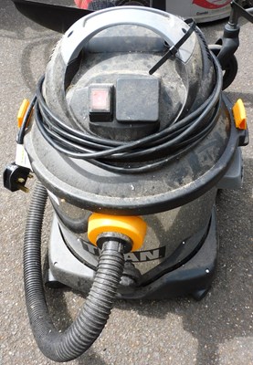 Lot 1202 - A Titan industrial vacuum.