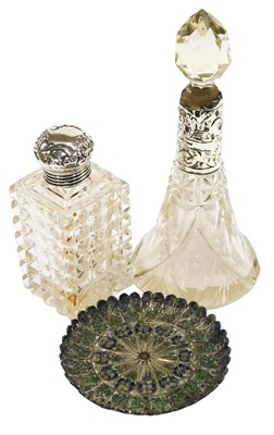 Lot 315 - A Victorian cut glass scent bottle, with a...