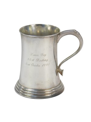 Lot 320 - A George V silver and glass tankard, of...