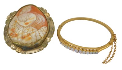 Lot 94 - A Victorian cameo brooch, depicting a maiden...