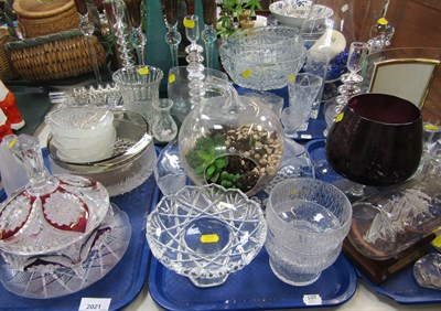 Lot 2021 - Decorative glassware, including a Bohemian...