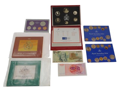 Lot 255 - A group of commemorative coinage, to include a...