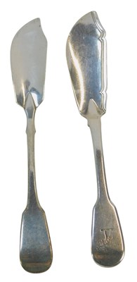 Lot 273 - A George IV silver Fiddle pattern butter knife,...