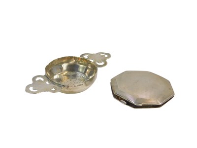 Lot 406 - An Edward VII silver tea strainer, of twin...