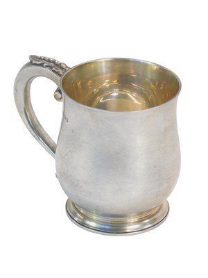 Lot 409 - A George V silver tankard, of baluster form,...