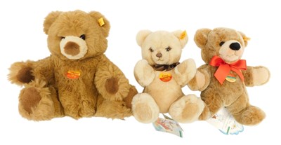 Lot 282 - Steiff Junior Teddy bears, including...