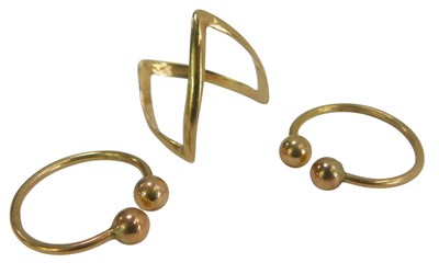 Lot 540 - Two 9ct gold toe rings, together with a 9ct...