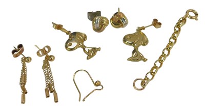 Lot 541 - A group of 9ct gold and yellow metal jewellery,...
