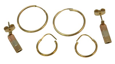 Lot 545 - A group of jewellery, to include a pair of...