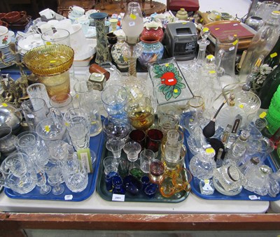 Lot 2091 - Clear and decorative glassware, including...