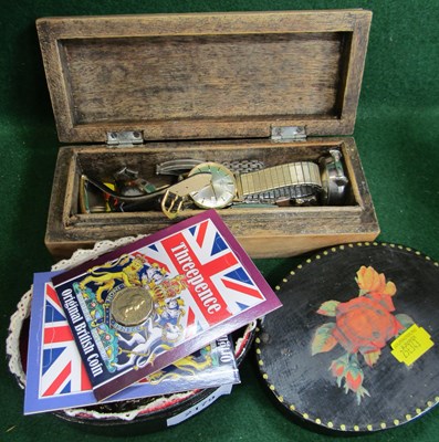 Lot 2179 - Costume jewellery, in the form of brooches,...