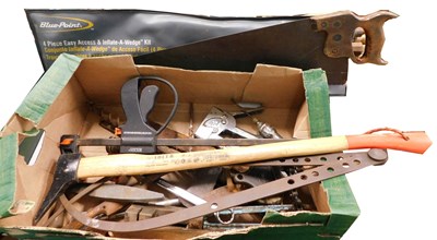 Lot 253 - Hand tools, to include saws, callipers, spirit...