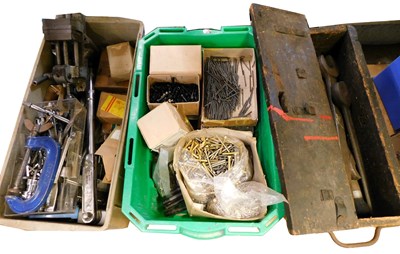 Lot 262 - A quantity of tools, to include machine vice,...