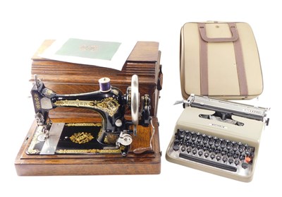 Lot 222 - A vintage Singer sewing machine, in oak case,...